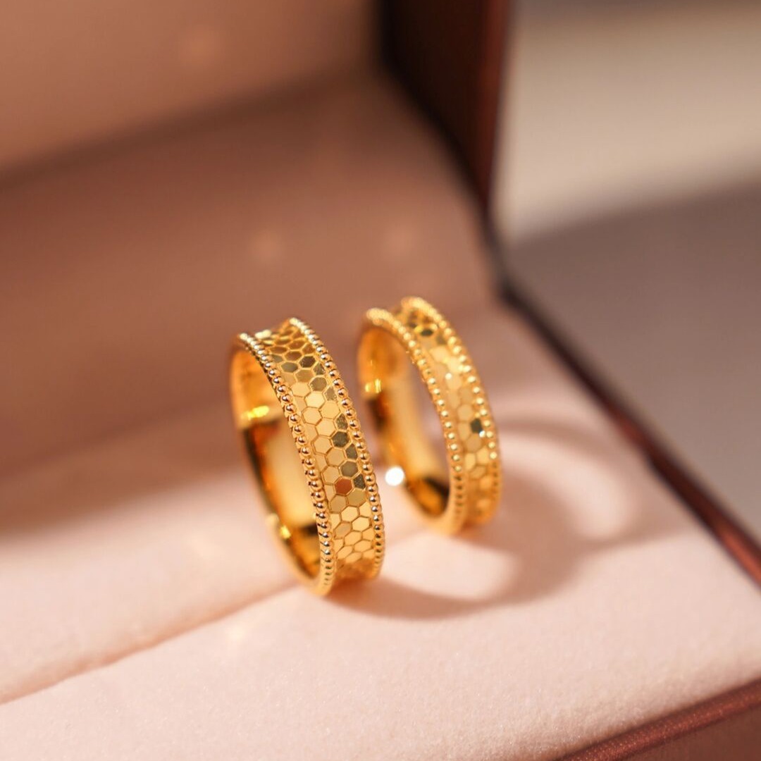 Women Accessories Dubai - 퓨어 골드 컬러 샤인 벌집 반지,